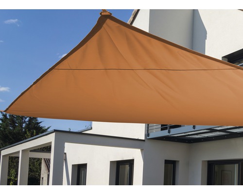 Pânză de umbrire triunghiulară deasupra unei terase