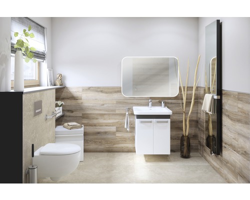 Baie cu chiuvetă, oglindă, toaletă și perete din lemn