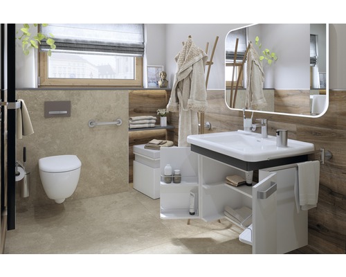 Baie modernă cu toaletă, chiuvetă, oglindă și spații de depozitare