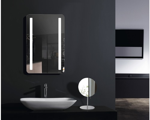 Baie modernă cu lavoar, oglindă iluminată și oglindă cosmetică