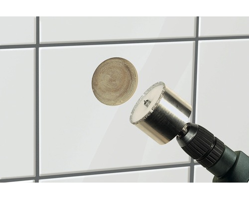 Burghiu de găurit faianță în uz cu o parte de faianță tăiată
