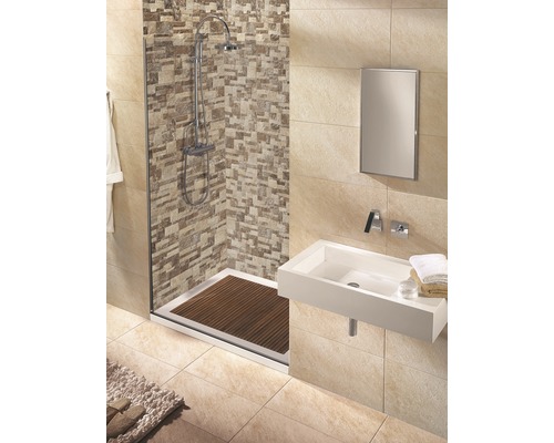 Baie modernă cu duș, chiuvetă și oglindă