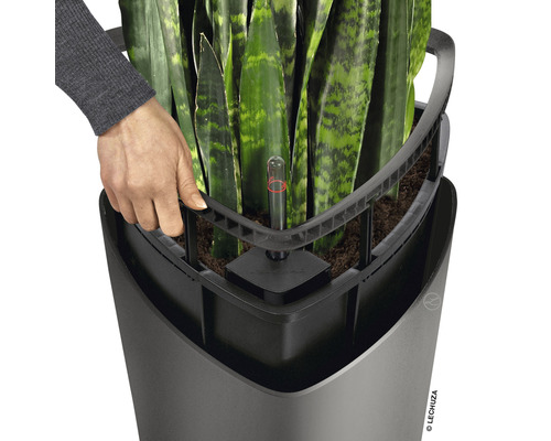 Prim-plan cu un vas de flori Lechuza cu sistem de irigare și indicator de nivel al apei