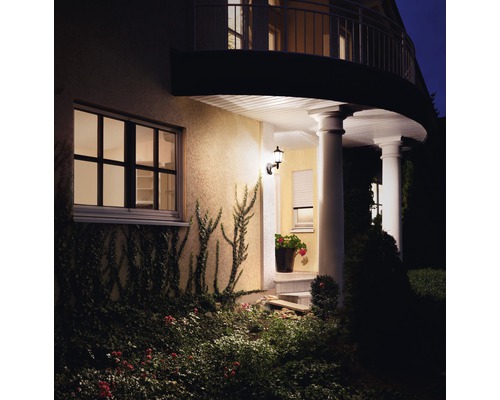 Casă iluminată cu grădină și lampă de exterior