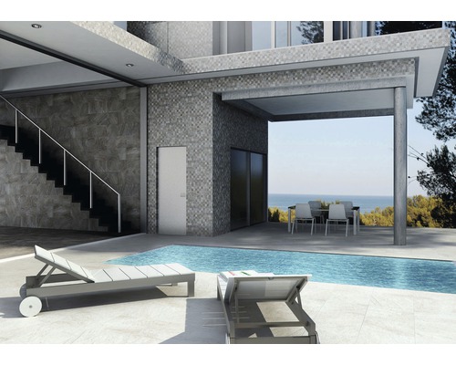 Exteriorul unei case cu piscină, terasă cu șezlonguri și scară