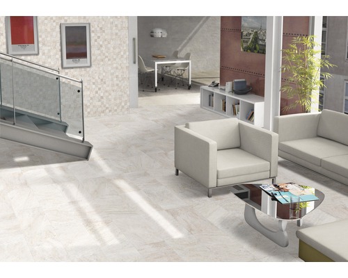 Cameră luminoasă cu gresie, scară, zonă de relaxare și decorațiuni pentru un ambient modern de locuit.