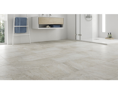 Baie modernă cu gresie de podea deschisă la culoare, duș și lavoar