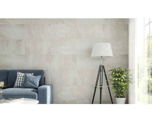 Cameră de zi cu canapea și faianță cu aspect de piatră.