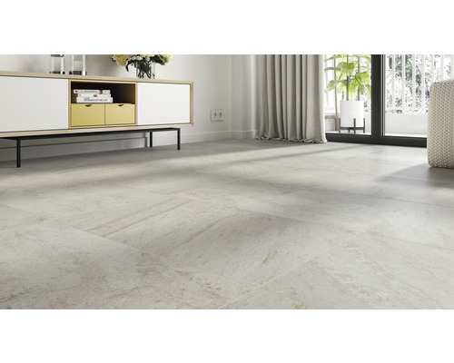 Cameră luminoasă cu gresie așezată, bufet și fereastră.