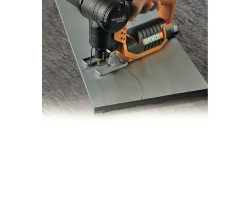 Un ferăstrău vertical taie o bucată de metal. Instrumentul este de la marca Worx.