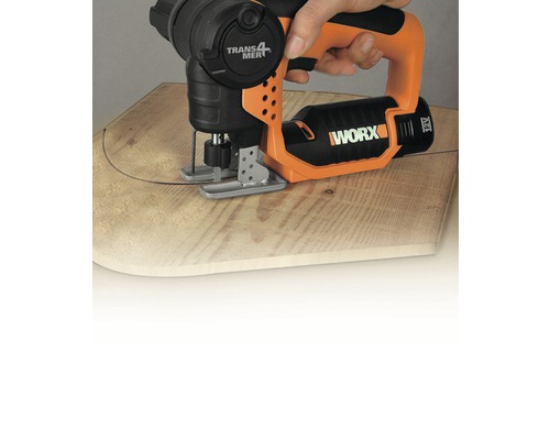 Fierăstrău vertical cu acumulator care taie lemn cu mâna