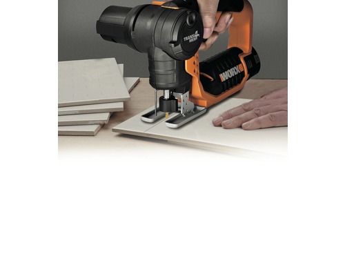 Tăietor de faianță tăind o faianță