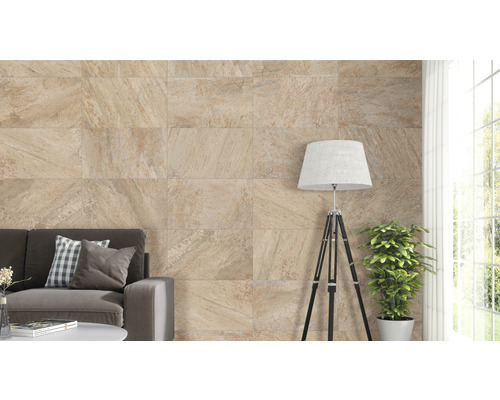 Living cu gresie de perete cu aspect de piatră, lampadar și canapea