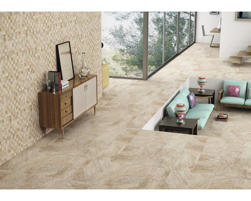 Living luminos cu gresie, mobilă de living și fereastră mare