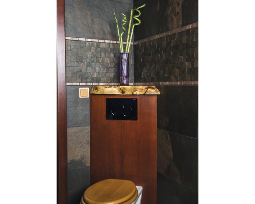 Baie modernă cu gresie închisă la culoare, rezervor de spălare încastrat și elemente din lemn pentru un ambient elegant