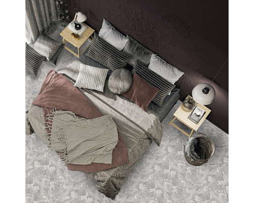 Vedere de sus a unui dormitor cu pat, noptiere și elemente decorative