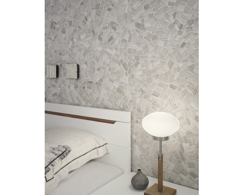 Dormitor cu perete mozaicat, lampă de noptieră și pat alb
