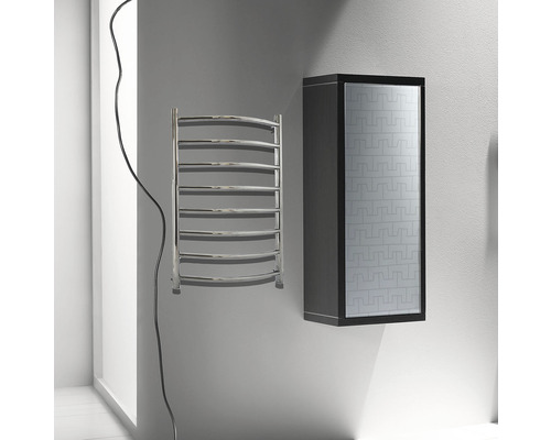 Vedere a unei băi cu un radiator pentru prosoape și un dulap de baie