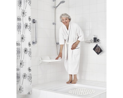 Baie cu scaun de duș, bară de sprijin, perdea de duș și cap de duș pentru o experiență de duș fără bariere