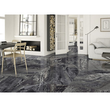 Living cu șemineu și gresie cu aspect de marmură