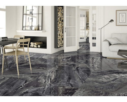 Living cu șemineu și gresie cu aspect de marmură