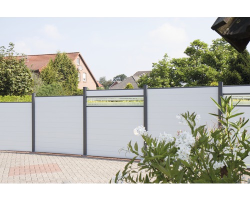 Grădină cu gard din elemente de plastic și stâlpi metalici