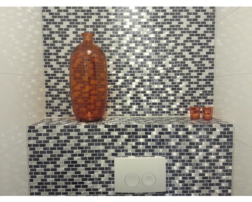 Perete decorativ din mozaic de sticlă cu vază maro și rezervor de toaletă