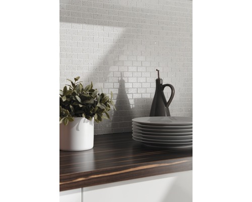 Scenă cu plăci de mozaic cu aspect de cărămidă, blat, veselă și decorațiuni