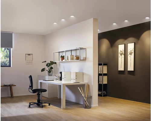 Birou modern cu spoturi încastrate în tavan pentru iluminare puternică