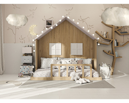 Cameră pentru copii cu pat în formă de căsuță, raft în formă de copac, cutii de jucării și iluminat decorativ