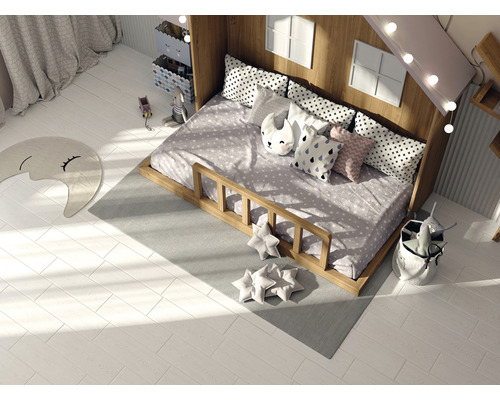 Cameră pentru copii cu pat tip căsuță în copac, covor lună și jucării