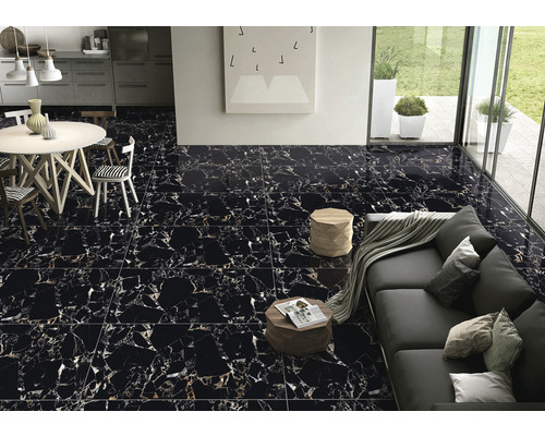 Cameră de zi cu gresie cu aspect de marmură, zonă de luat masa și zonă de relaxare