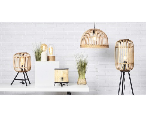 Design decorativ al camerei cu lămpi de podea, de masă și suspendate din bambus