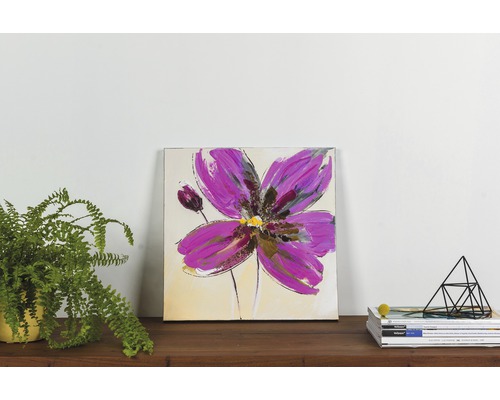 Pictură murală pictată cu motiv floral pe soclu de lemn.