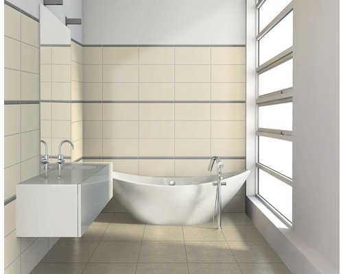 Baie luminoasă cu cadă, lavoar și gresie