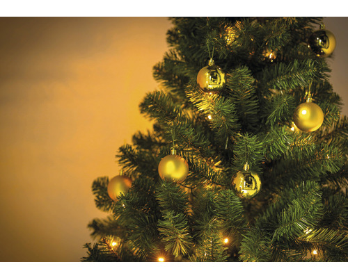 Brad împodobit cu globuri și luminițe