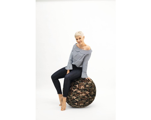 Femeie așezată pe o minge de gimnastică cu model de camuflaj