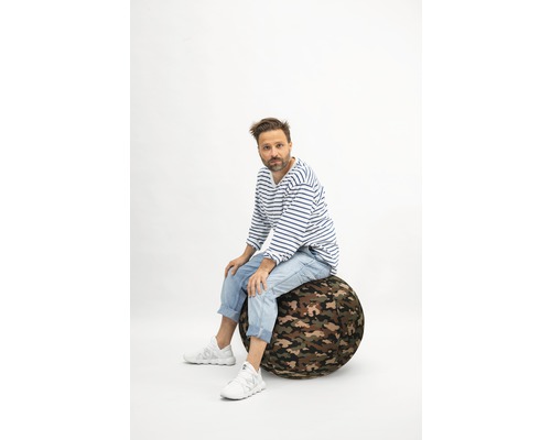 Bărbat șezând pe o minge de gimnastică cu model de camuflaj