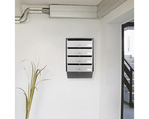 Cutie poștală cu cinci compartimente pentru montare pe perete în interior.