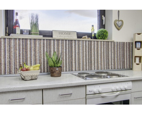 Scenă de bucătărie cu perete cu mozaic, coș cu fructe și aragaz