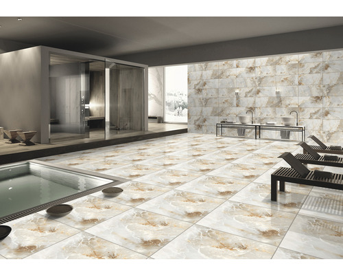 Baie spațioasă cu gresie de marmură, duș, chiuvete și șezlonguri