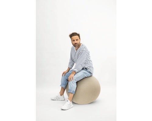 Bărbat șezând pe o minge de gimnastică