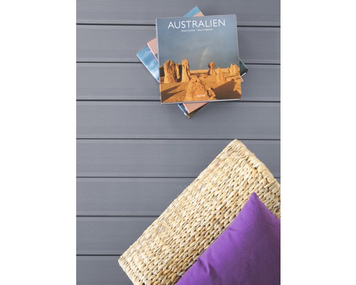 Decking cu pernă, coș de răchită și cărți stivuite