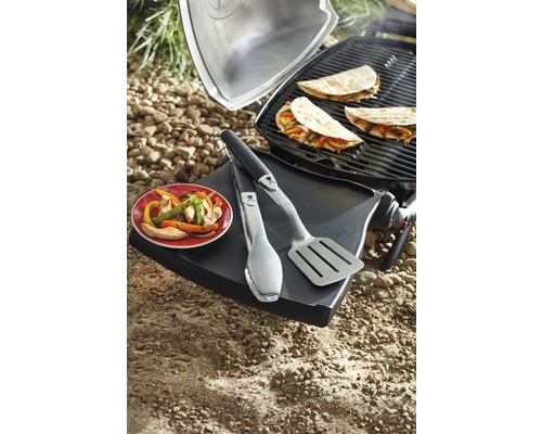 Scenă de grătar cu tacos, clește de grătar și spatulă pentru clătite pe o masă de grătar