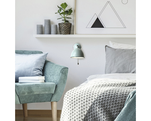 Lămpi de perete într-un dormitor cu fotoliu și pat