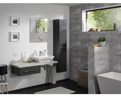Baie cu lavoar, oglindă, dulap suspendat și cadă într-un design modern