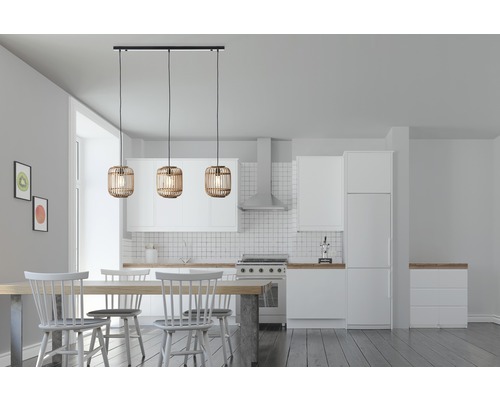 Sufragerie cu masă, scaune și lampă suspendată din ratan deasupra mesei