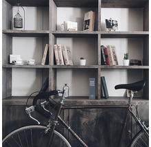 Raft cu decorațiuni și bicicletă