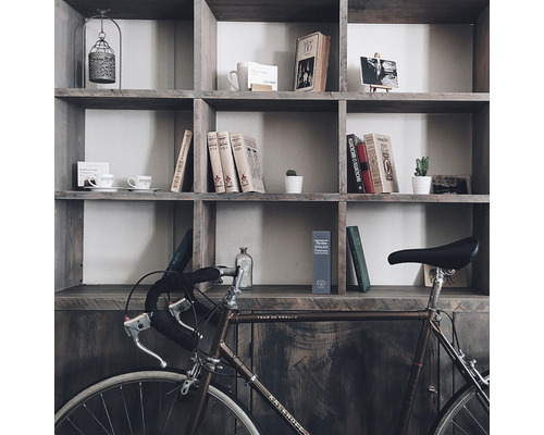 Raft cu decorațiuni și bicicletă