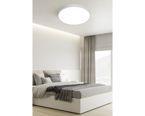 Plafonieră rotundă într-un dormitor